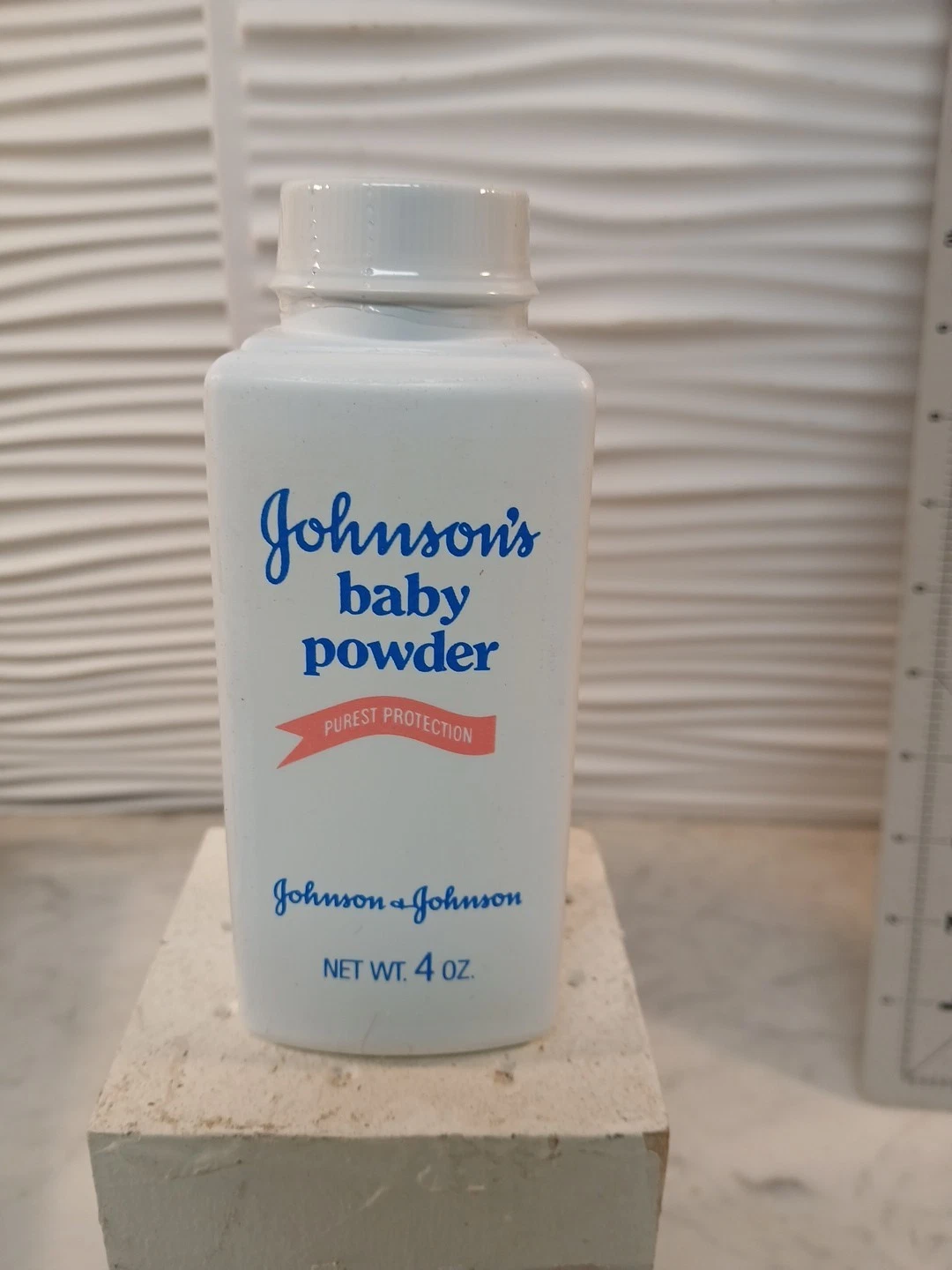 Vintage SEALED 4oz Talc Johnson's Baby Powder Original Formula Travel PROP 1980s
Opens in a new wind