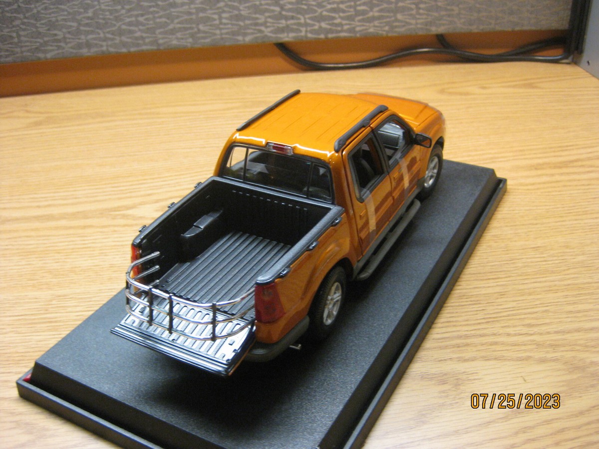 1/18 2002 FORD EXPLORER SPORT TRAC IN GOLD BY MAISTO # 36891 | eBay