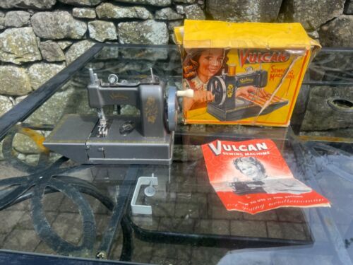 Vintage Vulcan Junior child`s sewing machine in original box - Afbeelding 1 van 5