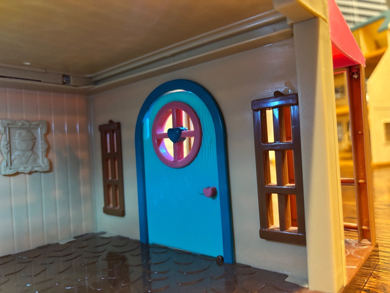 Li'l Woodzeez Honeysuckle Hillside Cottage Doll House Working Lights & Furniture