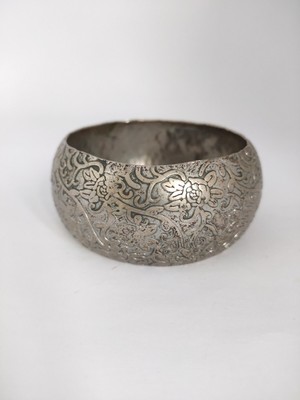 Vintage verzierter antiker silberfarbener Armreif floral und Schnörkel Design gewölbt geschwungen