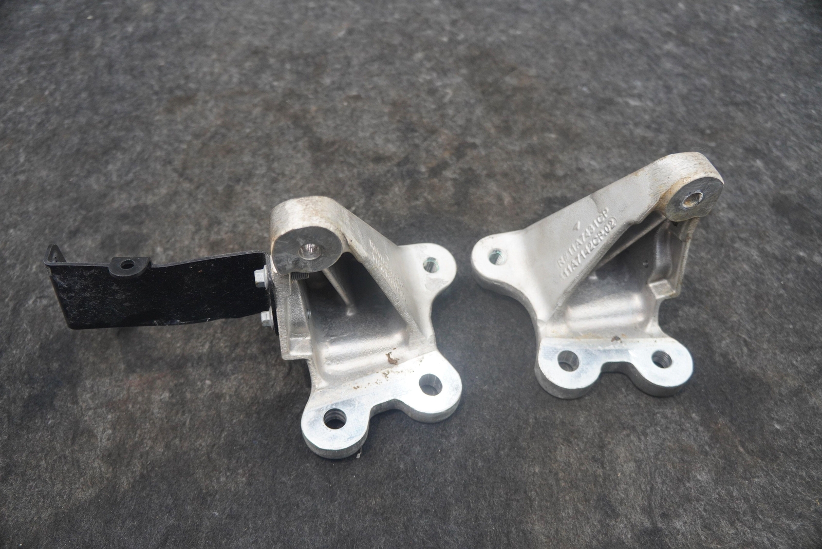 Set 2 Front Shock Strut Mount Bracket Support Brace 11A7142CP McLaren 720S 2020