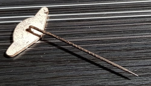 Eisenacher Automobilwerk Anstecknadel Wartburg lackiert ORIGINAL - Maße 25x11mm - Picture 2 of 2