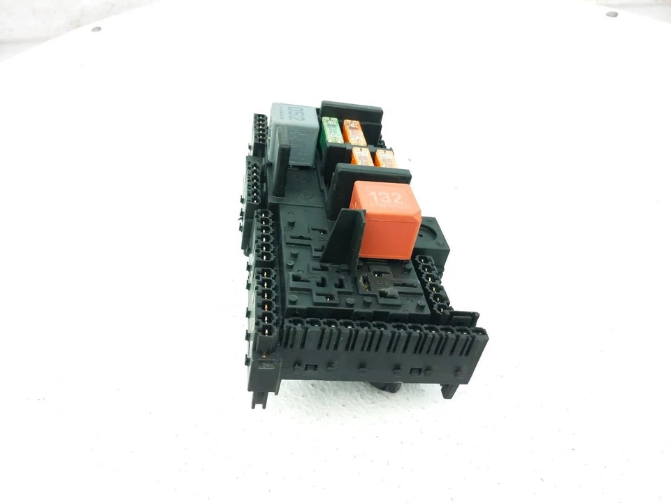 Mercedes-Benz C300 2019 2,0 L cabina trasera interior caja de fusibles 213-906-88-01 Foto 2 de 4