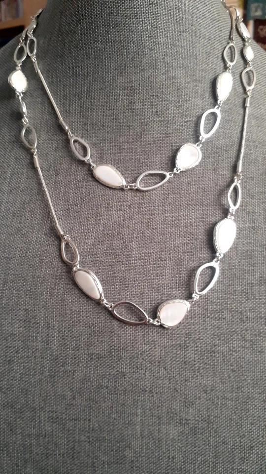 Collar Largo Estación Ovalada Tono Plata NINE WEST. Excelente estado. 42" Foto 2 de 4