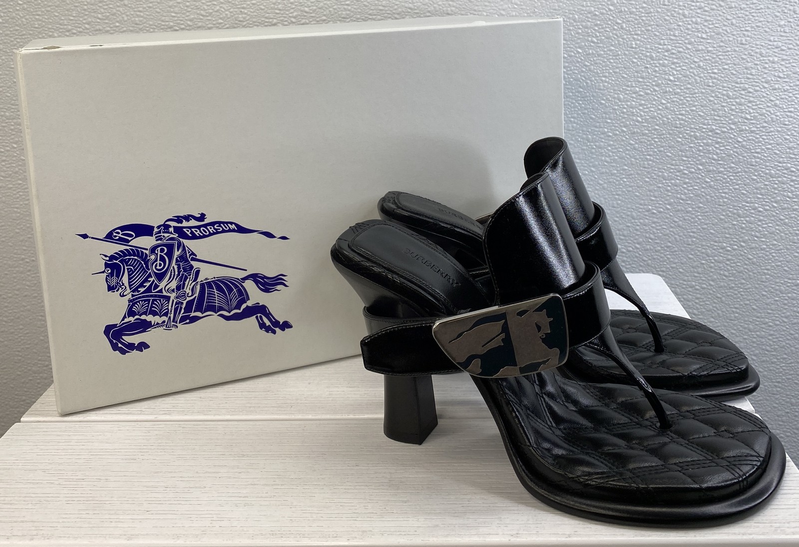 Burberry Bay Equestrian Knight Motif Sandals Womens US7 EU37 Black Leather Heels