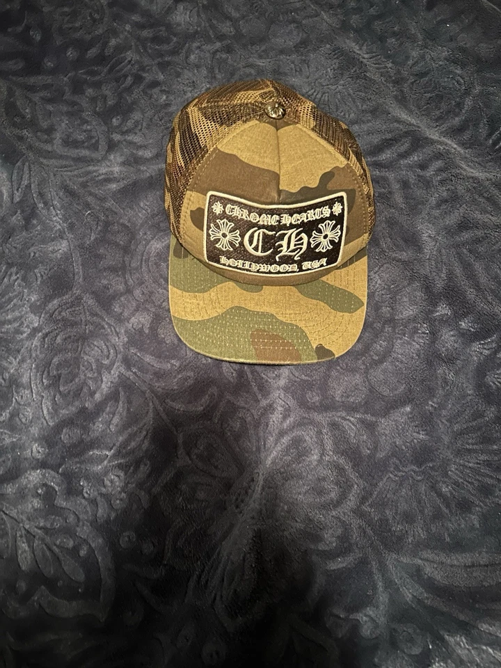 sombrero camionero camuflaje corazones cromados Foto 2 de 4