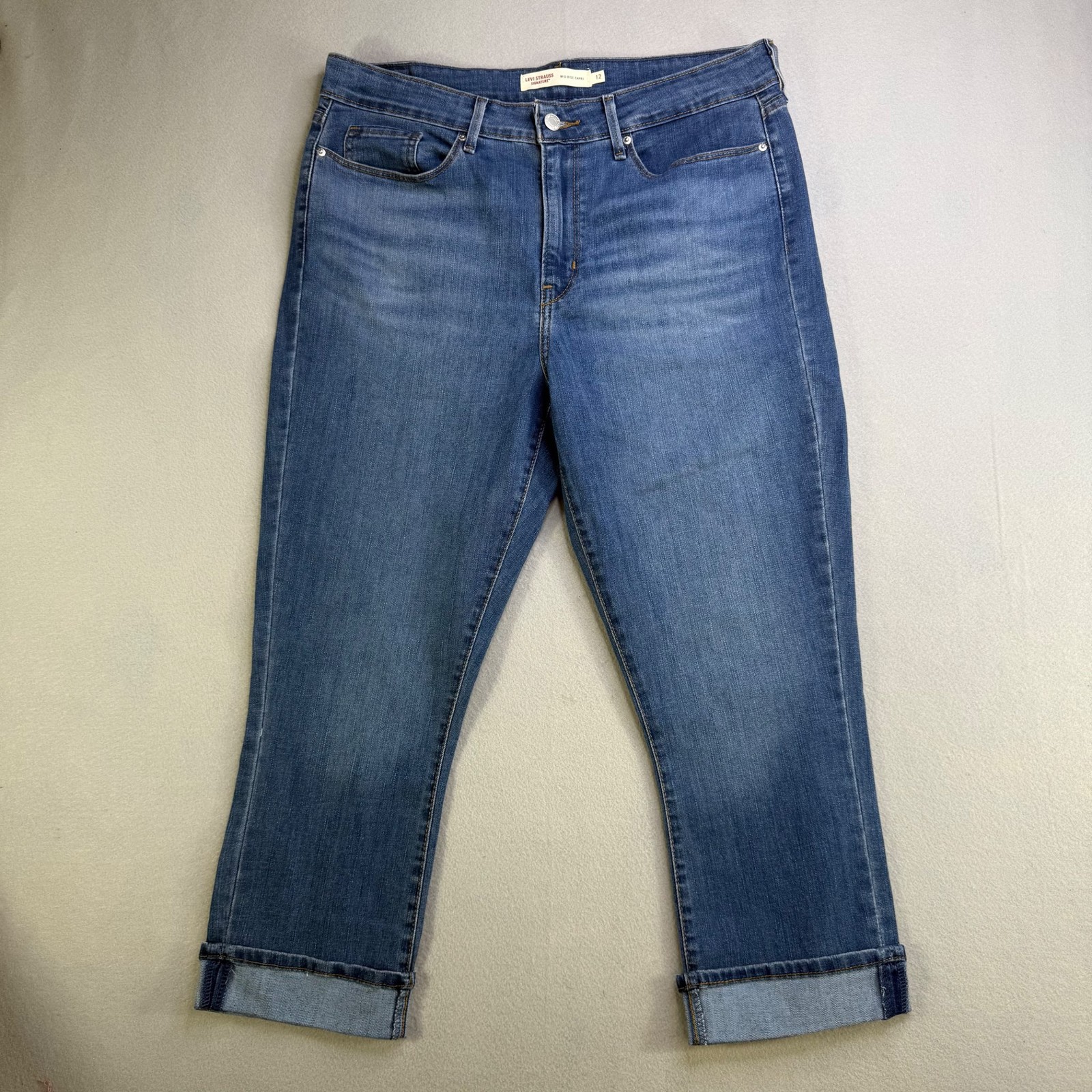Levi's Women's Mid Rise Capri Jeans Size 12 Medium Wash Cuffed Hem