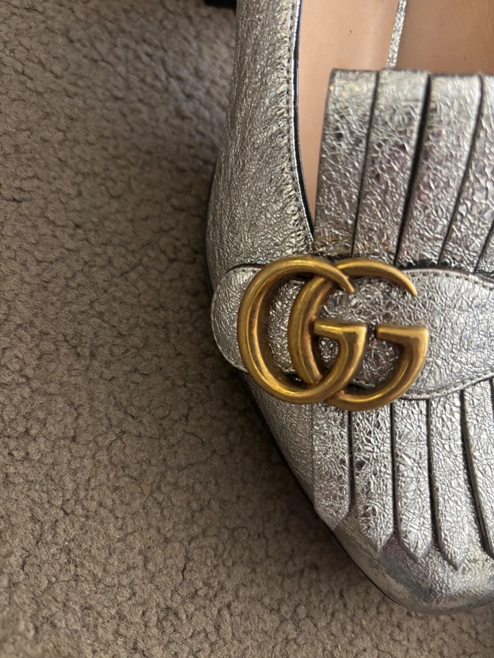 Zapatos de salón mocasines Gucci para mujer Marmont GG con logotipo plateado metálico con flecos Foto 2 de 4