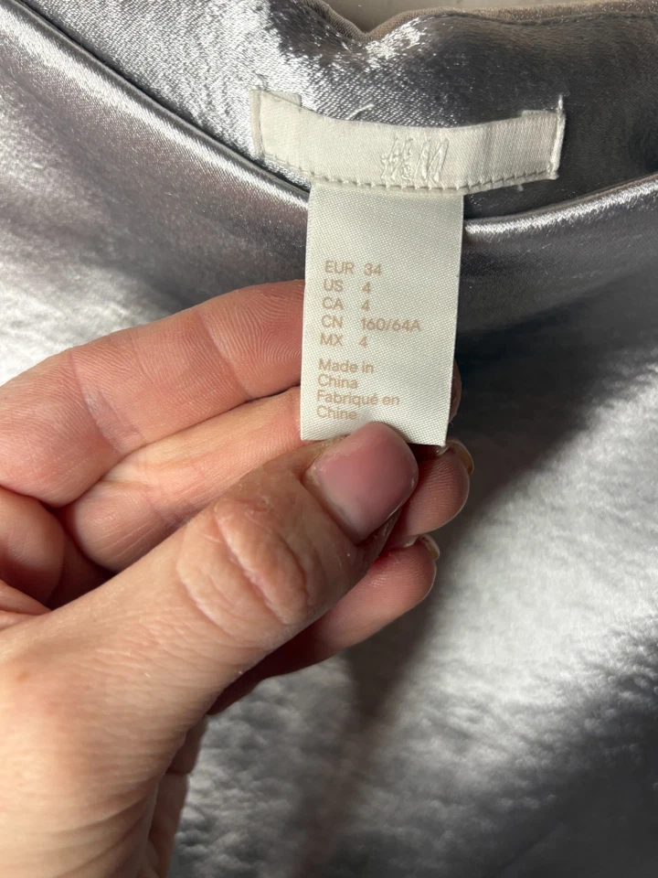 Minifalda H&M plateada metalizada con dobladillo volado talla 4 Foto 3 de 4