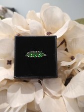 Beautiful Nat. Russian Diopside TrilogyRing w/Diopside accents/TCW=0.90,Sz8 8