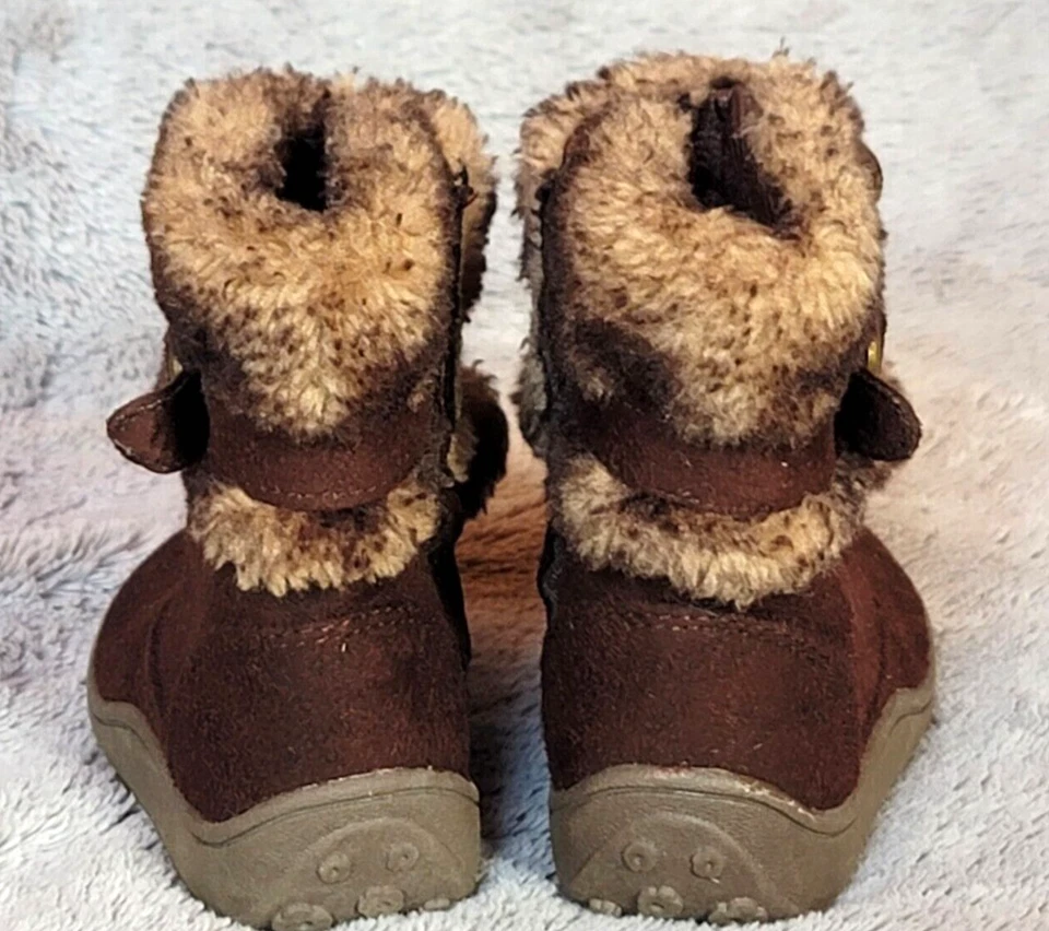 Botas con borlas Faded Glory para bebé niño niña talla 4 piel sintética hebilla de corazón Foto 3 de 4