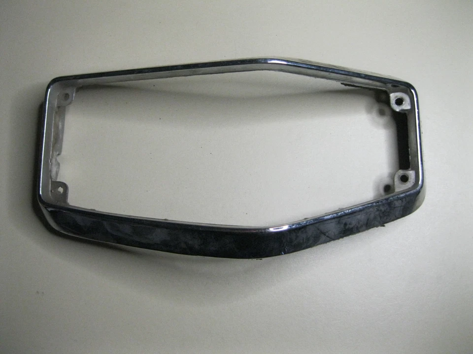 1971-1972 Chevrolet Vega правая ручка задний фонарь ободок GM # 5962664 - Изображение 2 из 3