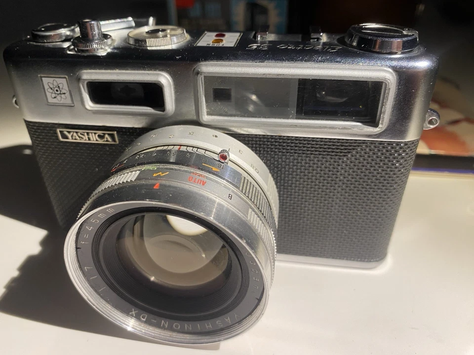 [CASI COMO NUEVO] Paquete de cámara fotográfica de 35 mm telémetro plateado Yashica Electro 35 GSN Foto 3 de 4