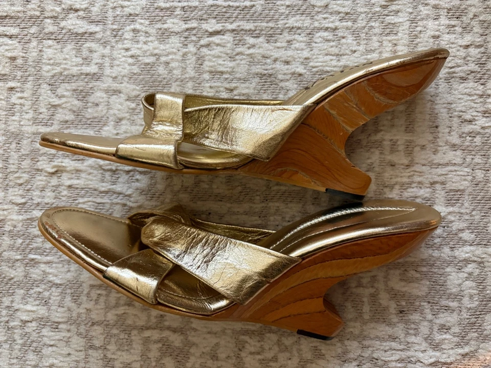 Tacones de madera curvos de cuero dorado vintage de los años 70 boho únicos en su clase talla 7 Foto 2 de 4