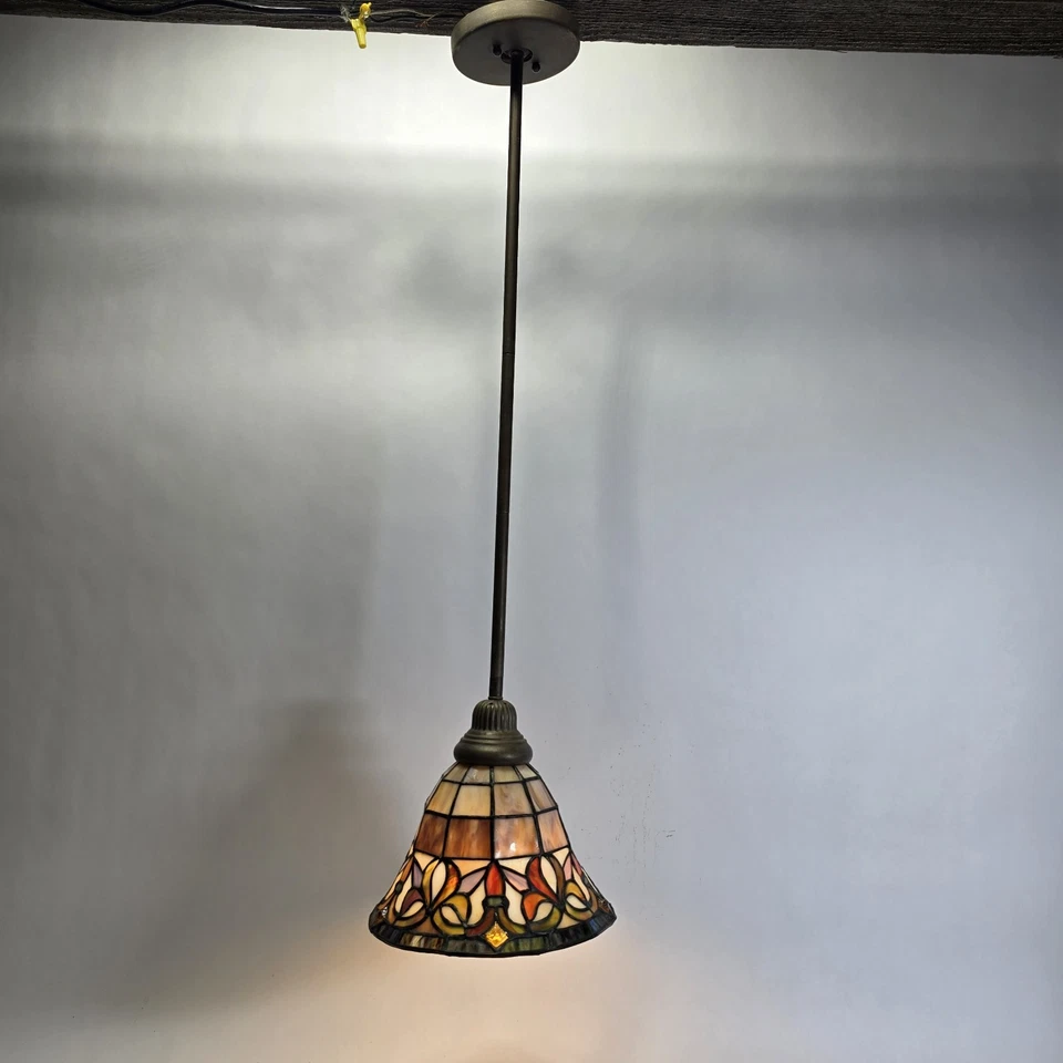 Lámpara colgante de vitral estilo Tiffany de colección con acabado de bronce Foto 3 de 4