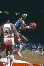 Billy Knight Buffalo Braves looks to shoot over Wes Unseld Washing- Old Photo