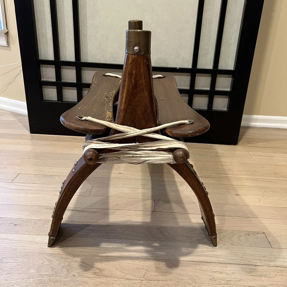 Taburete de sillín vintage camel con campanas de latón madera maciza detalles de latón asiento otomano Foto 4 de 4