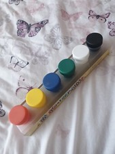 6 farb plakatowych i pędzli bez opakowania, ale nigdy nie używane pudełko wewnętrzne ma ślady farby 