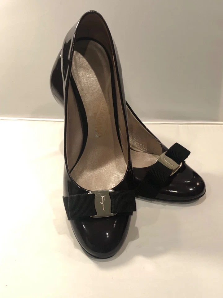 Salvatore Ferragamo лакированная кожа Vara бант каблуки размер 8 (орг цена $850) - Изображение 2 из 4