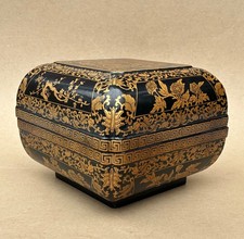 CHINESE BLACK AND GOLD LACQUER BOX WITH DOUBLE PHOENIX, EARLY 20TH CENTURY.