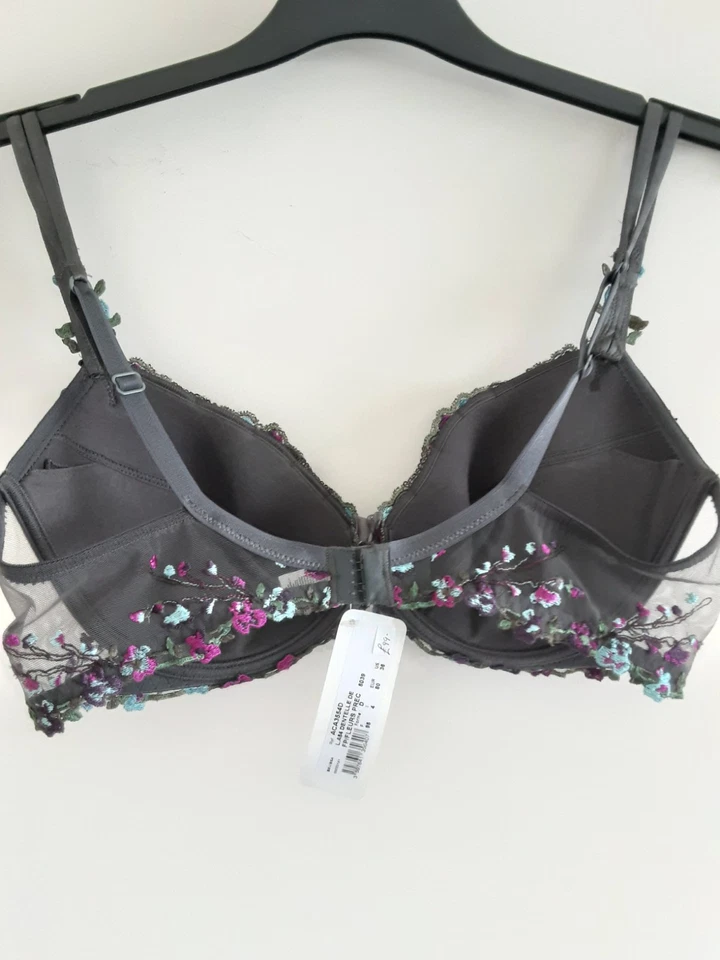 Etiquetas NUEVAS. Sujetador Lise Charmel ACA3554D UK 36D. Floral gris. Encaje acolchado con aros. Foto 2 de 4