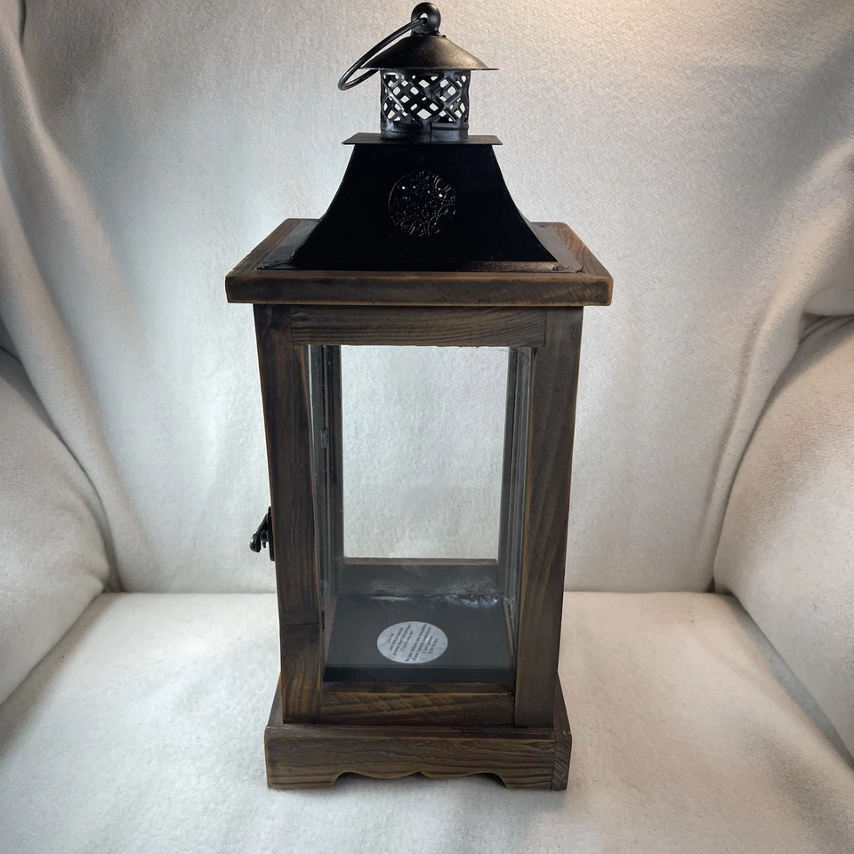 "Linterna de madera rústica de 15"" de alto con paneles laterales de vidrio superior de metal negro" Foto 4 de 4