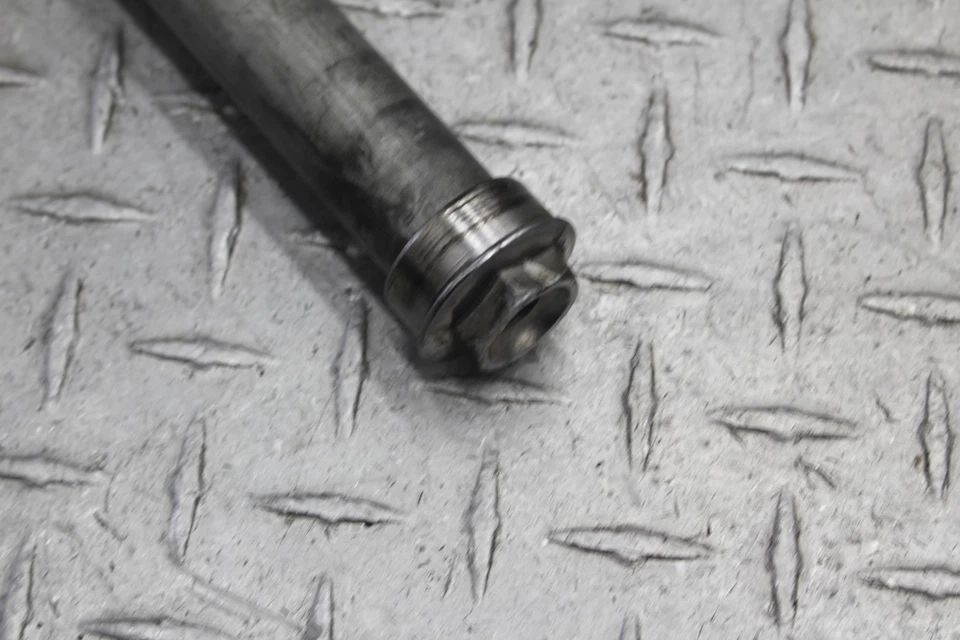 PARAFUSO PIVÔ EIXO ARO RODA DIANTEIRA HONDA CBR1000RR 2009 - Imagem 3 de 4