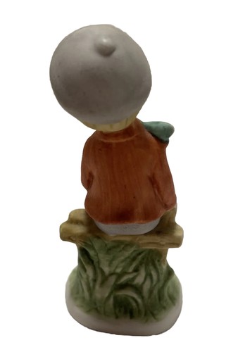 vintage figurine boy reading - Picture 4 of 6