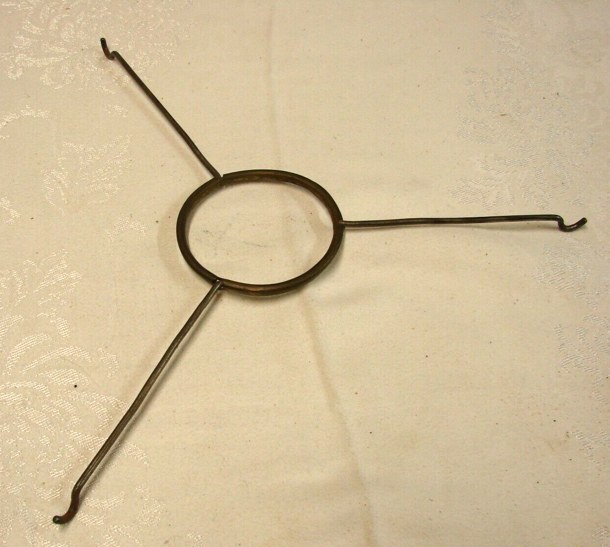 VINTAGE TRIPOD / THREE ARE LAMP GLOBE BASE HOLDER / FITTER  #2tub78