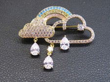AN EXQUISITE CRYSTAL BROOCH OF A RAINBOW & RAIN CLOUDS - 43 x 38mm....SM1750