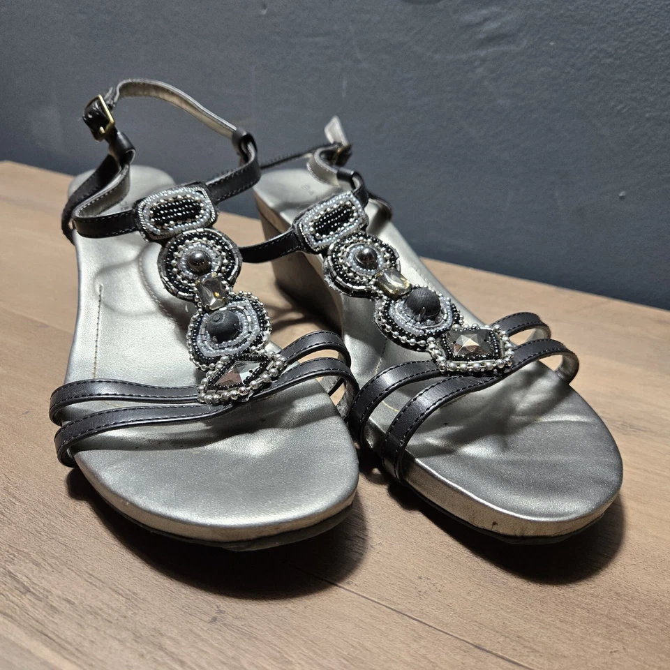 Sandalias de cuña Bandolino con correa en T Gladiador perlas de imitación con joyas pedrería 8,5 M Foto 4 de 4