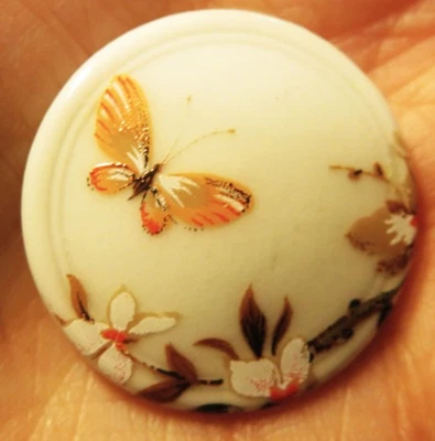 BOUTON PORCELAINE émaillée ancien PAPILLON & FLEURS ø: 30mm - Photo 1/2