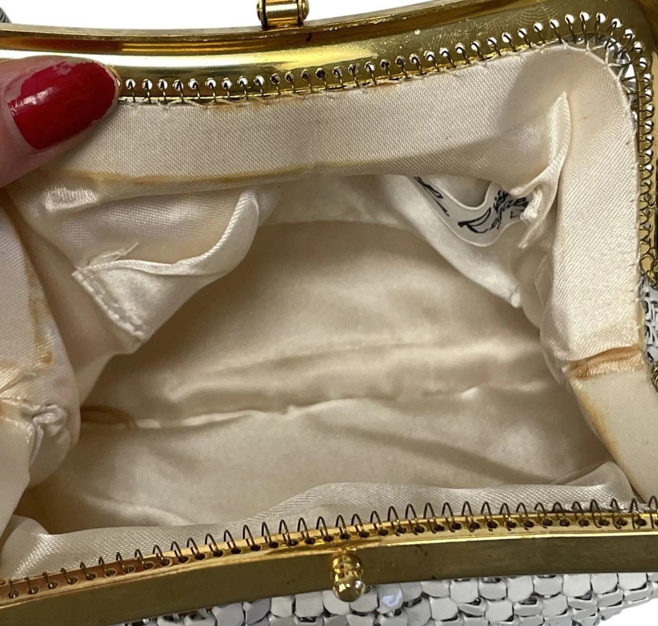 Bolso de hombro vintage años 50 La Regale blanco FORMAL cadena malla metálica cóctel monedero Foto 4 de 4