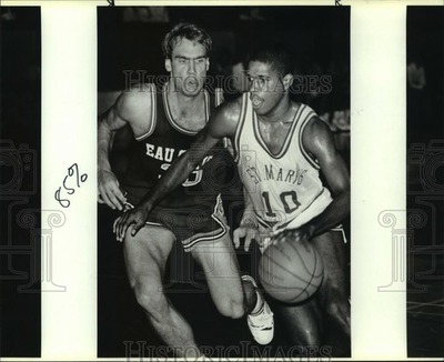 #ad 1989 Press Photo St. Mary#x27;s and Wisconsin Eau Claire play college basketball $24.99