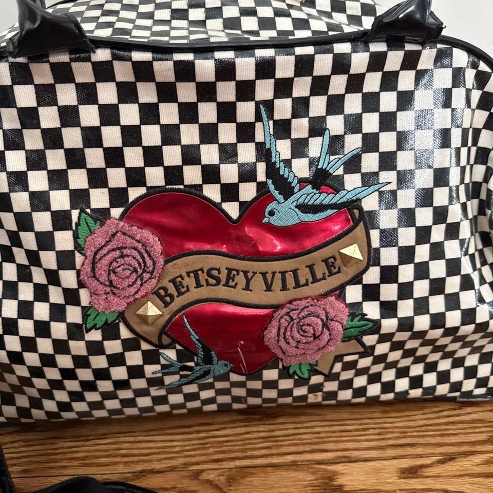 Equipaje con ruedas floral a cuadros Betsey Johnson Betseyville Y2k blanco y negro Foto 2 de 4