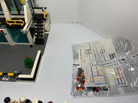 Lego City: Police:  Police Headquarters 7744 (2008) + extra car. Retired.