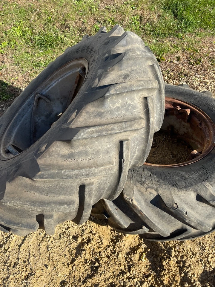 Neumáticos y llantas traseras Allis Chalmers AC D14 tractor 14,9-26 Foto 2 de 4