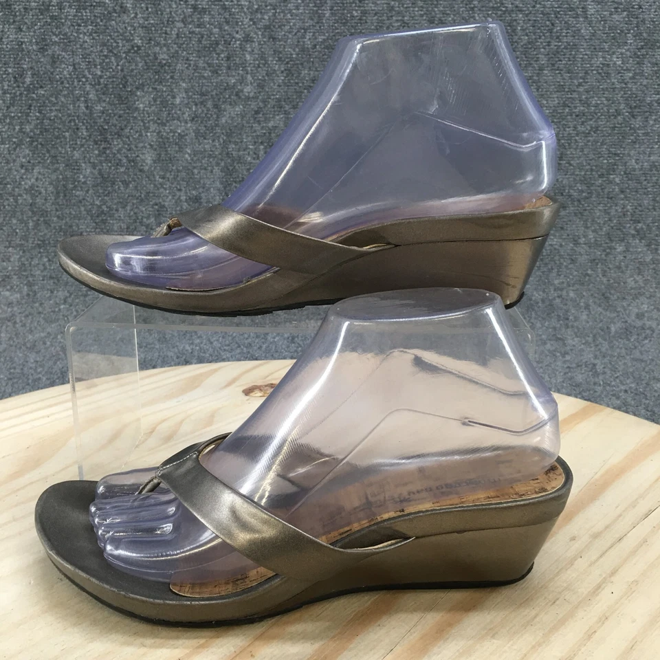 Sandalias Montego Bay Club para mujer 7,5 informales sin cordones tanga dorada imitación cuero cuña Foto 2 de 4