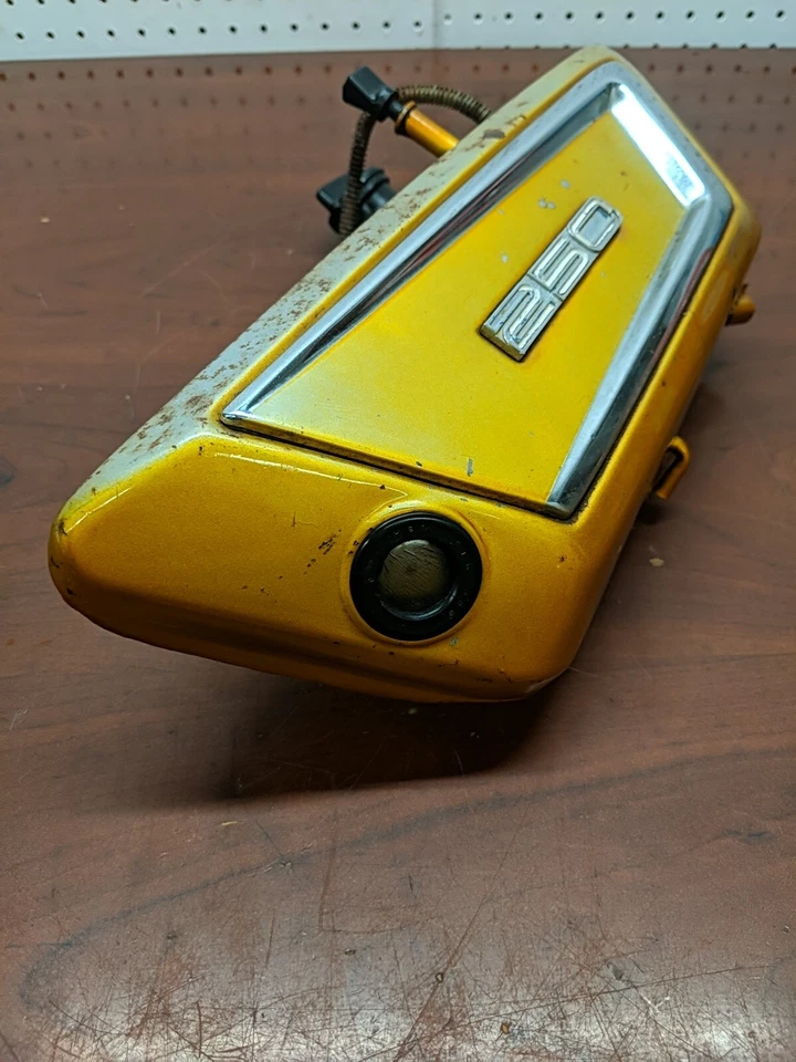 Tampa lateral esquerda tanque de óleo Yamaha DS7 250 OEM 1972 - 278-21705-00-52 - Imagem 2 de 4