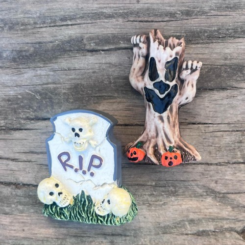 VINTAGE HALLOWEEN SET OF 2 BROOCHES PINS GRAVESTONE & SPOOKY TREE