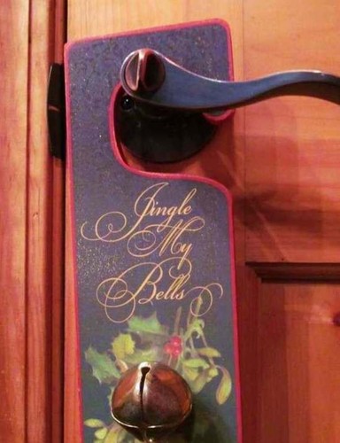 Colgador de puerta de Navidad Jingle My Bells 16 pulgadas acebo bayas y brillo - Imagen 2 de 2