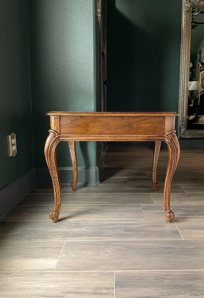 Mesa auxiliar Century Furniture Burlwood | Cajón de cola de milano de madera maciza vintage Foto 3 de 4