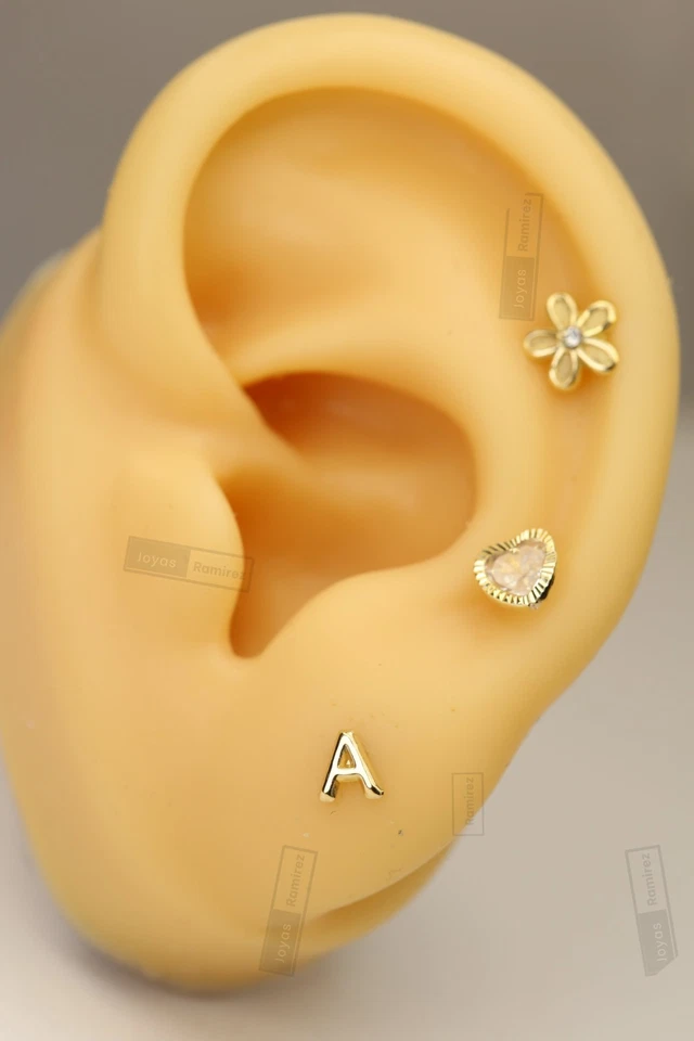 Aretes iniciales de oro macizo de 14K regalo perfecto para niñas y adolescentes. Foto 2 de 4
