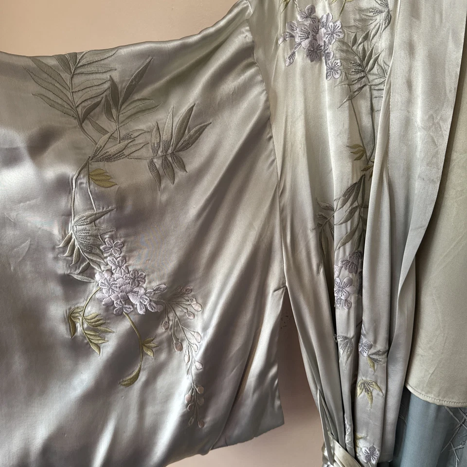 Bata de seda vintage Natori x Saks Fifth Avenue kimono caftán verde bordado largo Foto 3 de 4