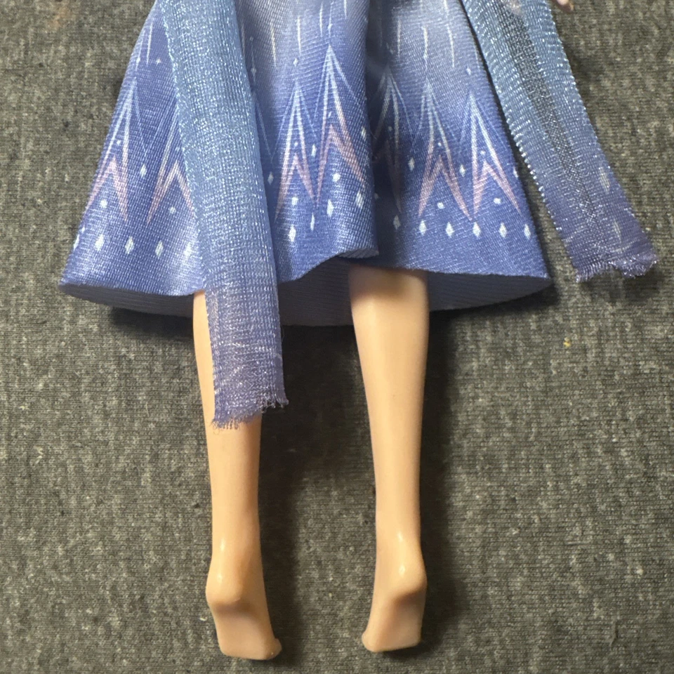 Hasbro Disney Elsa Frozen Muñeca Barbie Plástico Azul 8” Reina Nieve Hielo Ventiladores Foto 4 de 4