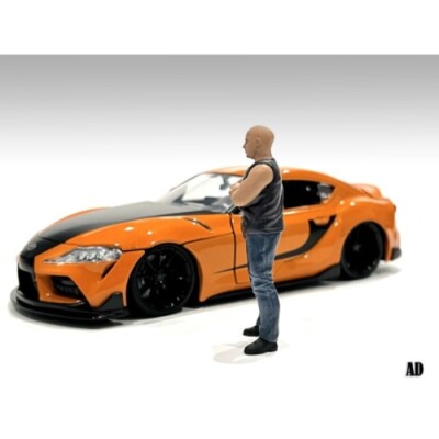 American Diorama 76326 Car Meet 3 Figur I 1:18 stehender Mann mit Glatze ...