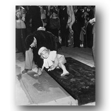 Shirley Temple Photo 8x10 1935 Grauman's Chinese Theater Handprints Los Angeles