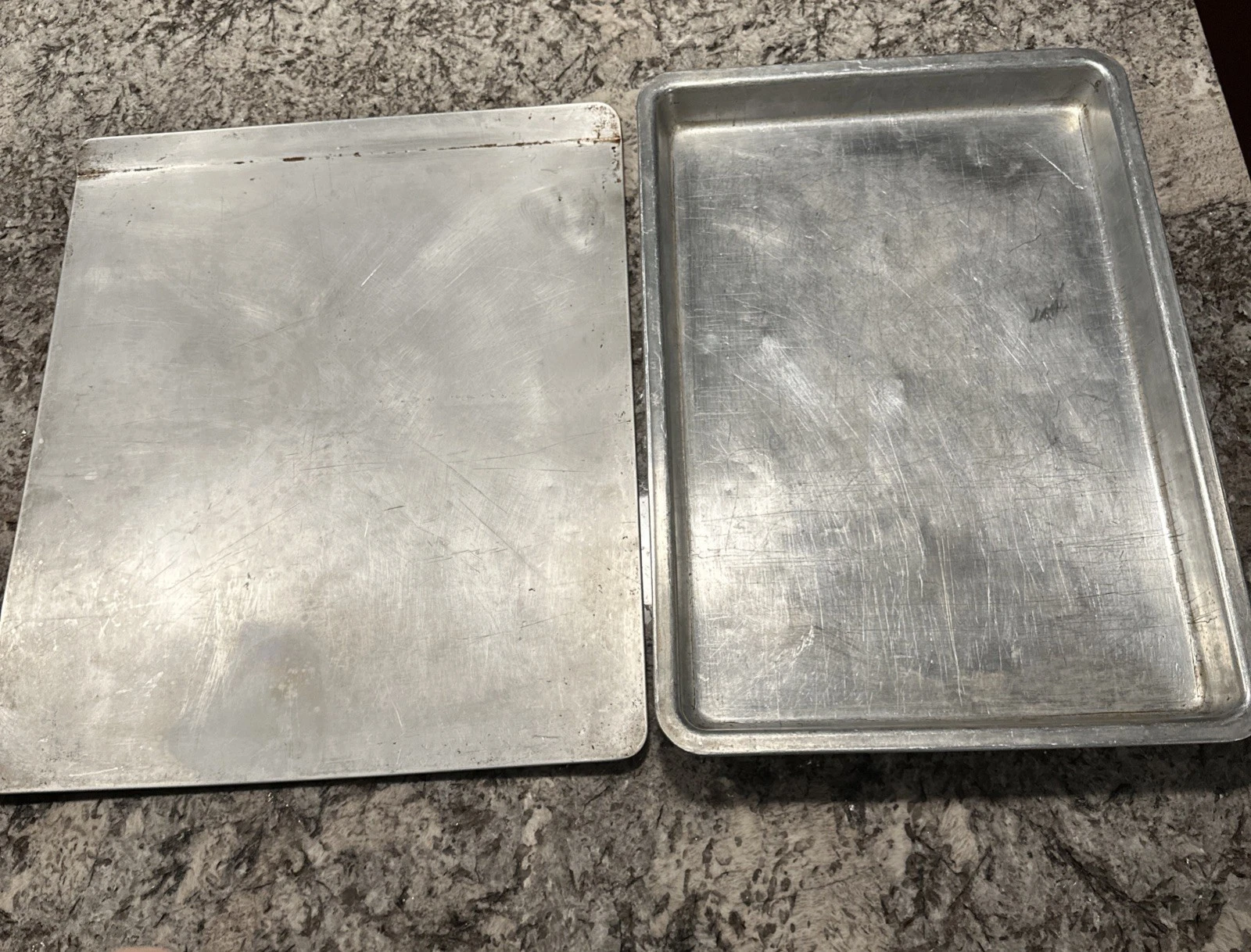 Wearever Air Bake 14x16 Cookie Sheet & 15.5 x 10.5 x 1.25 Jelly Roll Baking Pan
Opens in a new windo