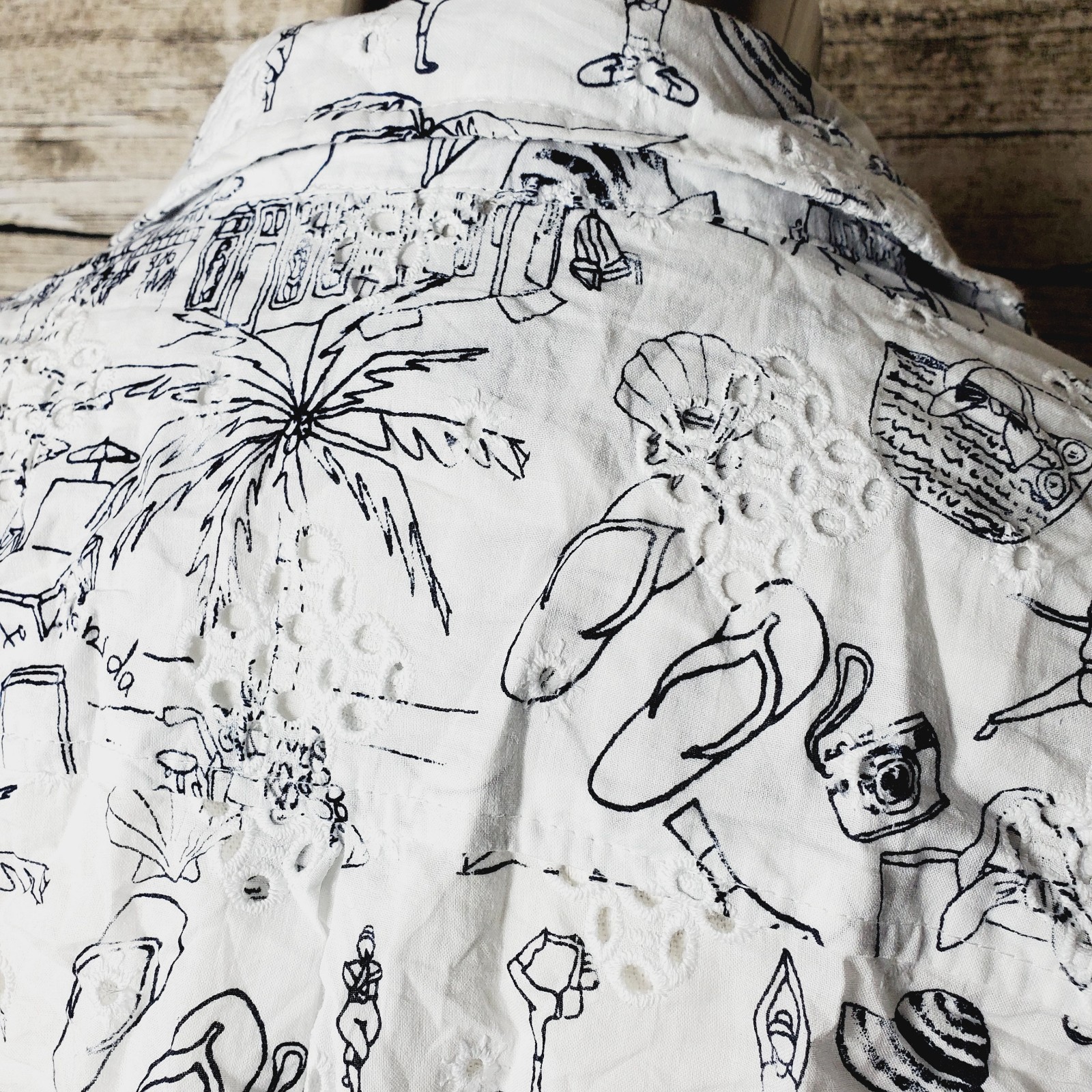 CHICO'S Button Down Top Beach Theme White EUC Lig… - image 5